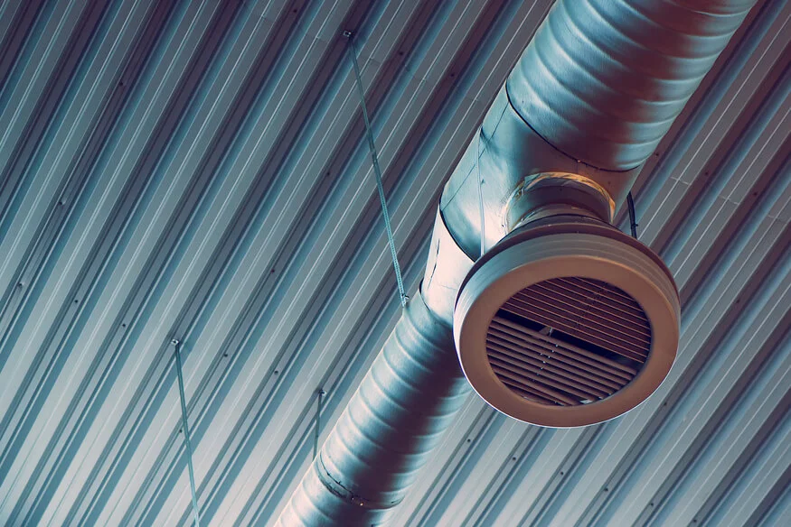 Ventilationsrør i industrielt loftrum