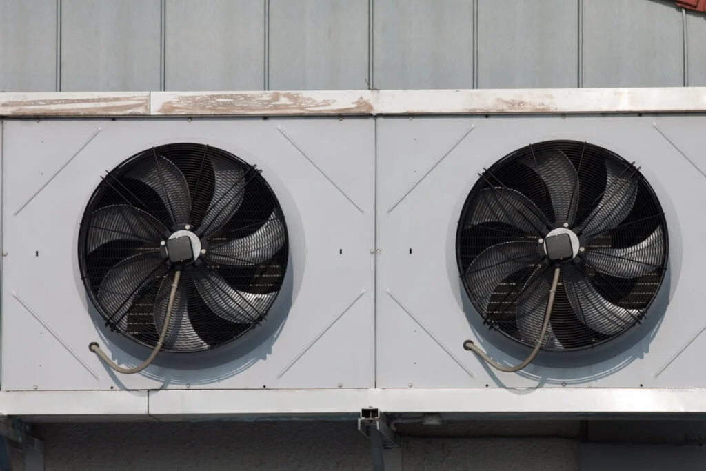 To store ventilatorer på klimaanlæg